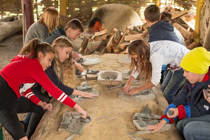 Ausflug mit Kinderprogramm - Arbeit im Steinzeitdorf - Der Heldenberg