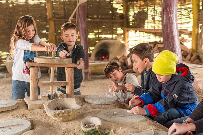 Kinderprogramm Arbeit im Steinzeitdorf - Der Heldenberg