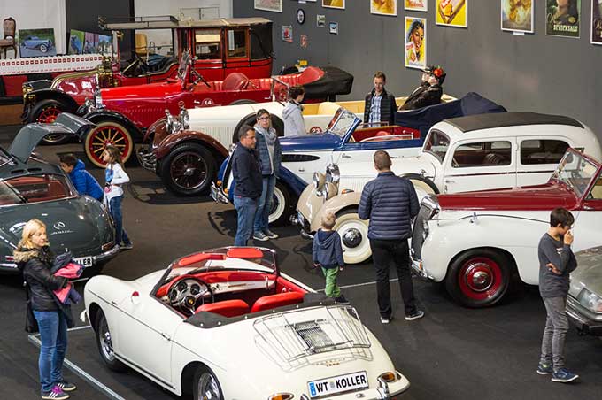 Seltene alte Autos in Koller's Oldtimer Museum am Heldenberg